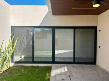Casa · 280m² · 4 Recámaras · 2 Estacionamientos · Venta Casa Villlas de Irapuato un Piso Privada Sant Fe