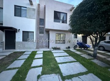 Casa · 86m² · 3 Recámaras · 2 Estacionamientos · Casa en Venta en Rincones El Marqués con Habitación en Planta Baja