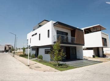 Casa en condominio · 251m² · 4 Recámaras · 2 Estacionamientos · Casa Nueva Bosques Vallarta