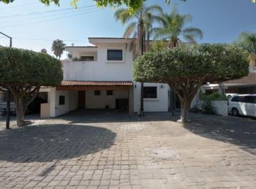 Terreno / Lote · 588m² · ¡Casa a Precio de Terreno Dentro de Coto con Excelente Ubicación a Unos Pasos de La Expo!