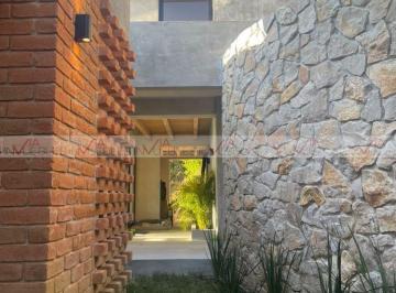 Casa · 534m² · 5 Recámaras · 3 Estacionamientos · Casa en Venta en Huitepec Ocotal