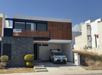 Casa · 283m² · 3 Recámaras · 2 Estacionamientos · Casa en Fraccionamiento Cumbres del Lago
