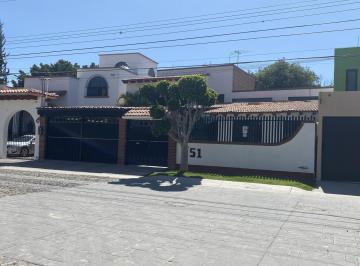 Casa · 335m² · 4 Recámaras · 3 Estacionamientos · Casa en Fraccionamiento Jurica