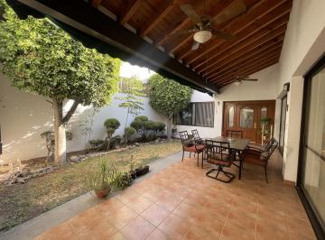 Casa · 361m² · 3 Recámaras · 2 Estacionamientos · Casa en Fraccionamiento Jurica