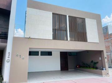 Casa de 3 habitaciones, Irapuato · Casa Nueva en Residencial Lombardía con Terraza en Planta Baja y Doble Altura – 3 Recámaras