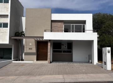 Casa · 270m² · 3 Recámaras · 3 Estacionamientos · Se Vende Impecable Casa en Lomas de Juriquilla
