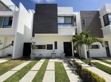 Casa · 3 Recámaras · 2 Estacionamientos · Renta Casa 3 Recámaras en Privada Malaga Playa del Carmen