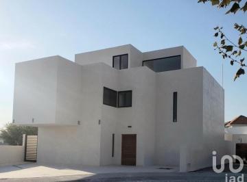 Casa · 319m² · 3 Recámaras · 4 Estacionamientos · Casa con Alberca en Venta en Lago de Juriquilla, Queretaro