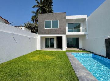 Casa · 230m² · 3 Recámaras · 2 Estacionamientos · Casa con Alberca en Burgos Cuernavaca
