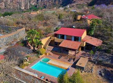 Casa · 650m² · 5 Recámaras · 9 Estacionamientos · Casa en Venta en Tepoztlán - 5 Recámaras Más Bungalow Completo Independiente, Potencial Inversión.