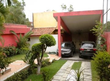 Casa · 350m² · 3 Recámaras · 3 Estacionamientos · Casa en Venta en Cuernavaca - a Tan Solo 10 Minutos de Tepoztlán Morelos