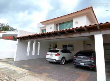 Casa · 365m² · 5 Recámaras · 4 Estacionamientos · Residencia en Venta Pedregal de San Carlos Zona Sur, 5 Recámaras, Amplio Jardín y Terraza