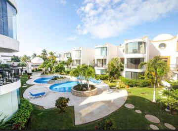 Casa · 262m² · 5 Recámaras · 2 Estacionamientos · Casa en Zona Hotelera de 5 Habitaciones a Pasos de La Playa