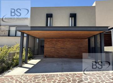 Casa · 3 Recámaras · Kl/ Hermosa Casa en Renta en Altozano. 3 Niveles.