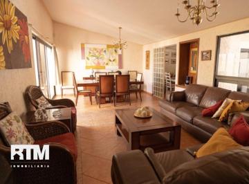 Casa · 295m² · 5 Recámaras · 2 Estacionamientos · Casa en Venta de 4 Recámaras en Lomas 4ta