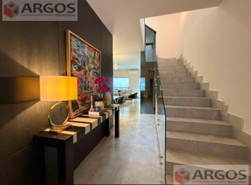 Casa · 329m² · 2 Estacionamientos · Casa en Venta en Contry Sur en Carretera Nacional
