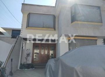 Casa · 223m² · 3 Recámaras · 2 Estacionamientos · Casa en Venta en Cto. Económistas. - (4)