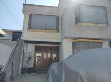 Casa · 223m² · 3 Recámaras · 2 Estacionamientos · Casa en Venta en Cto. Económistas. - (4)