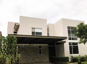 Casa · 200m² · 3 Recámaras · 3 Estacionamientos · Casa - Centro Sur