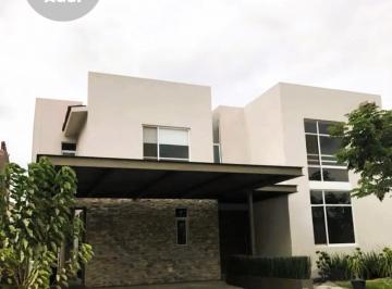 Casa · 200m² · 3 Recámaras · 3 Estacionamientos · Casa - Centro Sur