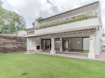 Casa · 550m² · 3 Recámaras · 5 Estacionamientos · Residencia en Venta en El Corazon de Coyoaca, en Fracc Privado!