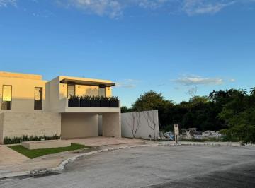 Casa · 470m² · 4 Recámaras · 4 Estacionamientos · Casa en Venta en en Mérida en Privada Nortemerida | Casa Arboris |