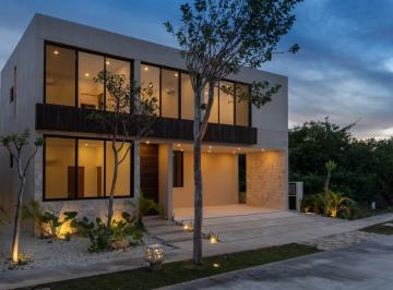 Casa · 415m² · 5 Recámaras · 3 Estacionamientos · Casa en Venta en Mérida en El Yucatán Country Club | Casa Silus |