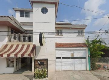 Casa de 4 habitaciones, Poza Rica de Hidalgo · Casa en Nogal en Poza Rica con un Local Comercial en Venta Hipotecaria