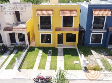 Casa · 234m² · 4 Recámaras · 2 Estacionamientos · Casa de 4 Habitaciones en Privada de Santa Lucía