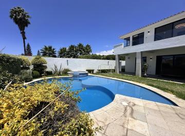 Casa · 463m² · 3 Recámaras · 2 Estacionamientos · Casa en Fraccionamiento con Alberca y Jardín en Real de Tetela