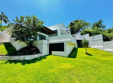 Casa · 438m² · 4 Recámaras · 5 Estacionamientos · Residencia Recien Remodelada en Club de Golf Santa Fe, Xochitepec