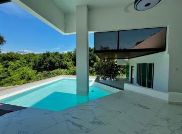 Casa · 438m² · 4 Recámaras · 5 Estacionamientos · Residencia Recien Remodelada en Club de Golf Santa Fe, Xochitepec