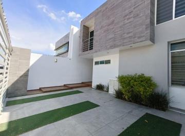 Casa de 3 habitaciones, Aguascalientes · Venta de Casa en Zona Poniente de Doble Altura y Cochera Para 3 Autos