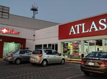 Local comercial · 130m² · 4 Estacionamientos · Local Comercial. Plaza Comercial en Calzada Zavaleta.