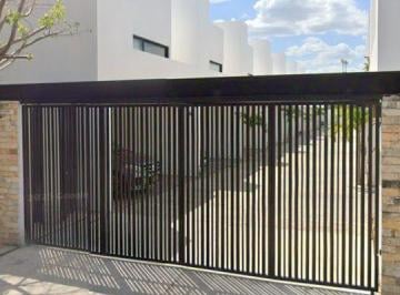 Casa en condominio de 2 habitaciones, Mérida · Renta Townhouse Amueblado de 2 Habit en Privada Detras de Univ Marista en Temozon Merida
