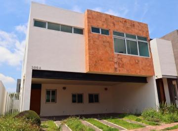 Casa · 253m² · 3 Recámaras · 2 Estacionamientos · Casa en Venta en Fracc. La Rioja, Tlajomulco de Zuñiga, Jalisco.