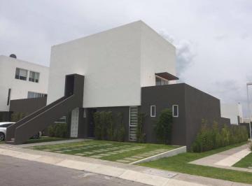 Casa en condominio de 2 habitaciones, El Marqués · Casa en Venta Duplex Planta Alta de Dos Pisos con Terraza en L Dentro de Privada con Amenidades
