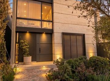 Casa · 360m² · 3 Recámaras · 3 Estacionamientos · Precio Especial de Contado: Residencia en La Campiña (360 m² de Terreno)
