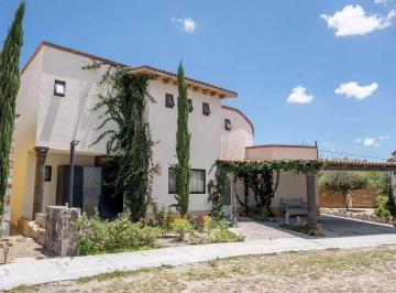 6712275749a1a3e8cc9692ec5fede20c3d9868de1dfe68398da07520a9d285fe · Casa en San Miguel de Allende, con Terraza, en Privada y Estilo Colonial