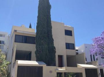 Casa en condominio · 545m² · 4 Recámaras · 4 Estacionamientos · Excelente Casa en Venta en Bugambilias Segunda Sección