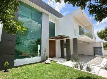 Casa · 550m² · 3 Recámaras · 3 Estacionamientos · Venta de Lujosa Casa con Alberca y Jacuzzi, en Cuernavaca, Morelos