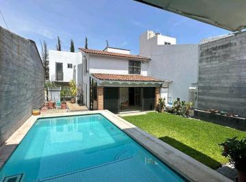 Casa · 155m² · 4 Recámaras · 2 Estacionamientos · Se Vende Casa con Alberca y Terraza, en Jiutepec, Morelos (Las Fincas)