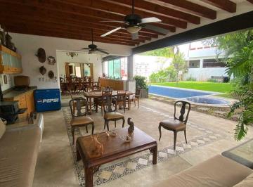 Casa · 590m² · 4 Recámaras · 3 Estacionamientos · Venta de Casa con Alberca, en Cuernavaca. (Vista Hermosa)