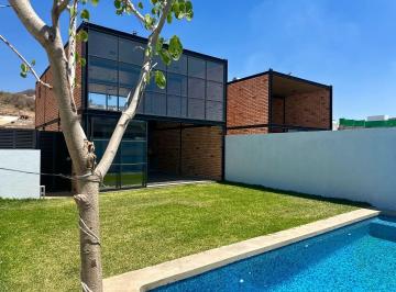 Casa · 85m² · 2 Recámaras · 2 Estacionamientos · Casa en Venta con Jardin y Alberca Privados en Cuernavaca por 2.8 Mdp