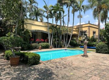 Casa · 800m² · 6 Recámaras · 4 Estacionamientos · Venta de Lujosa Casa con Alberca, en Acapatzingo, Cuernavaca, Morelos
