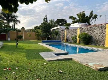 Casa · 225m² · 3 Recámaras · 4 Estacionamientos · Venta de Casa con Alberca y Jardín, en Granjas Mérida. Temixco, Morelos