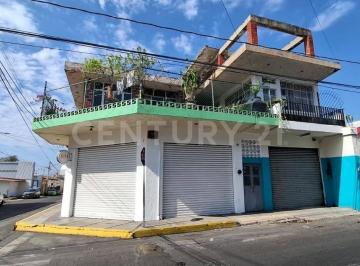 Casa · 411m² · 4 Recámaras · Casa en Venta con Uso Habitacional y Comercial en Centro Nicolás Bravo