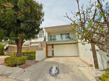 Casa · 350m² · 3 Recámaras · 4 Estacionamientos · Casa en Venta en Bosques del Refugio