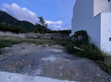 Terreno / Lote · 392m² · Terreno en Venta en Fracc. Pedregal de La Montaña, Uro, Monterrey, N. L. Privado y Frente a Parque