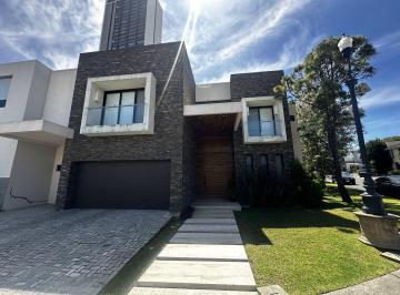 Casa de 5 habitaciones, Zapopan · Casa con 5 Recámaras en Venta Coto Pontevedra, a 5 Minutos de Las Plaza Andares